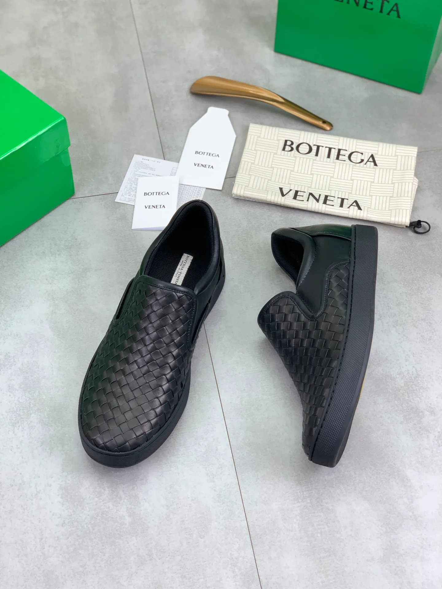 Factory price P720 💰Top quality💎💎💎 BOTTEGA VENETA official website synchronous couple👫The latest top version of the highest version of BV high-top casual shoes in the market, accept material comparison, shoe type comparison, process comparison, practical and textured, versatile, suitable for any occasion, the more you look at it, the more flavorful it becomes. Pure hand-woven craftsmanship - upper material, imported original woven calfskin - high-quality water-dyed cowhide inside - original private model customized outsole -Size: male 39-44 (customized 38 45 46) female 35-39 (customized 34 40 41) Comes with original BV green box, complete packaging.